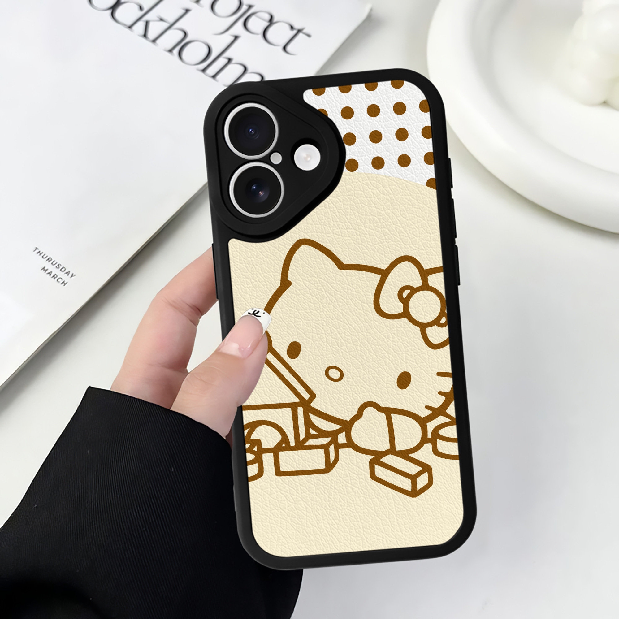 （画像用） Hello Kitty ハローキティ 【iPhone 16シリーズ対応】シリコンスマホケース（レザー調） 材質：シリコン